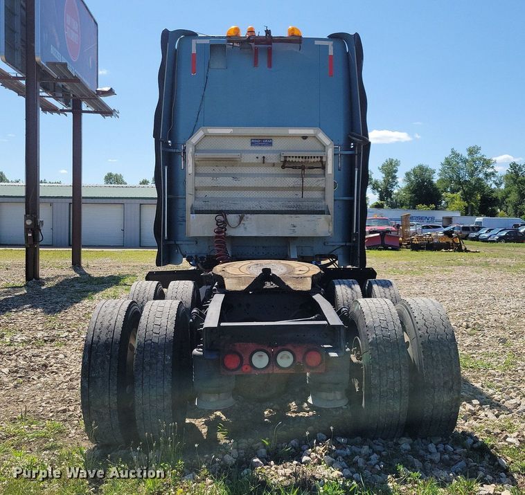 image for item JO9276 2002 Freightliner FLD120  semi truck