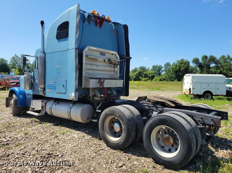 image for item JO9276 2002 Freightliner FLD120  semi truck