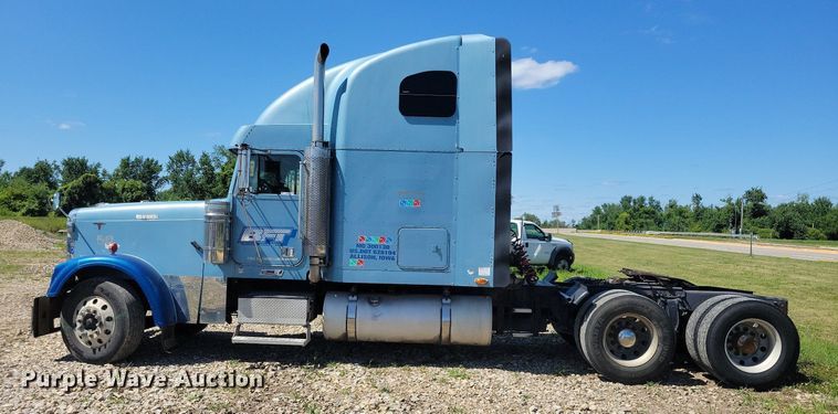 image for item JO9276 2002 Freightliner FLD120  semi truck