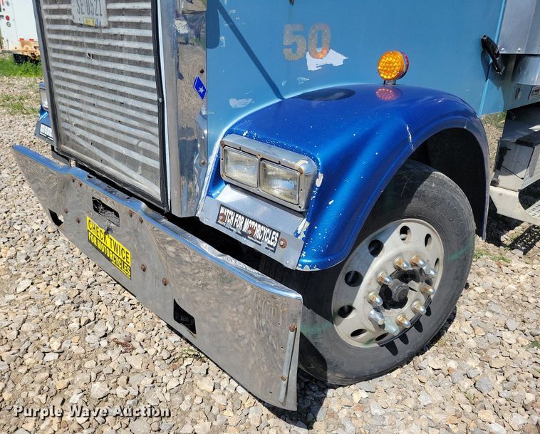 image for item JO9276 2002 Freightliner FLD120  semi truck