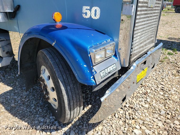 image for item JO9276 2002 Freightliner FLD120  semi truck