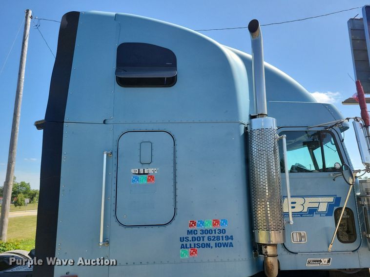 image for item JO9276 2002 Freightliner FLD120  semi truck