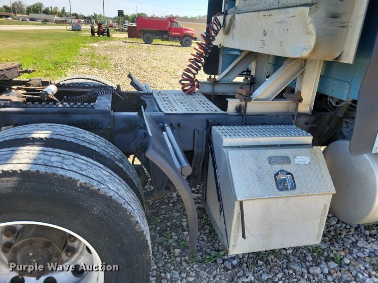 image for item JO9276 2002 Freightliner FLD120  semi truck