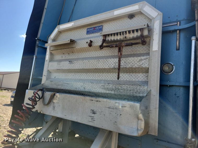 image for item JO9276 2002 Freightliner FLD120  semi truck