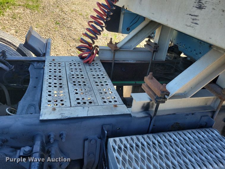 image for item JO9276 2002 Freightliner FLD120  semi truck