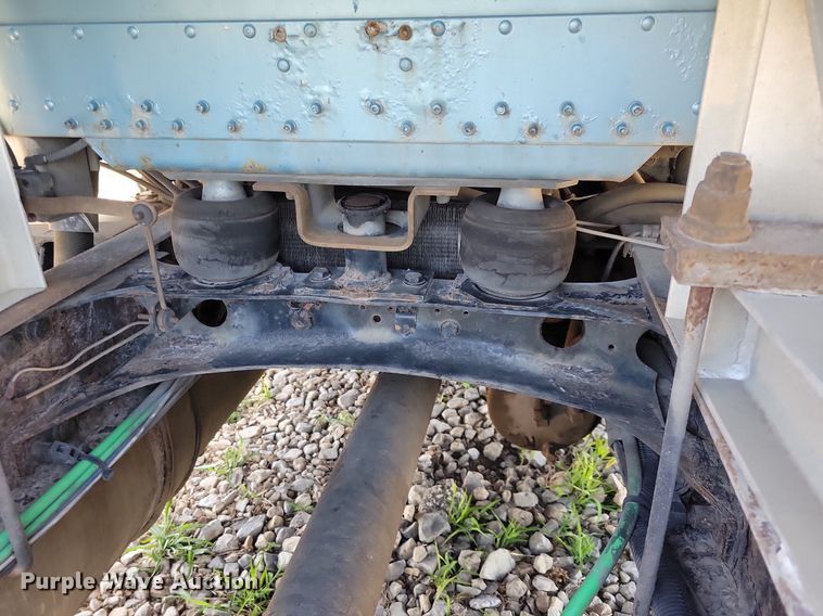 image for item JO9276 2002 Freightliner FLD120  semi truck