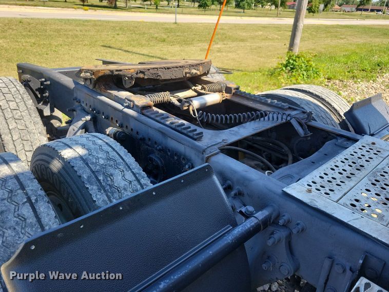 image for item JO9276 2002 Freightliner FLD120  semi truck