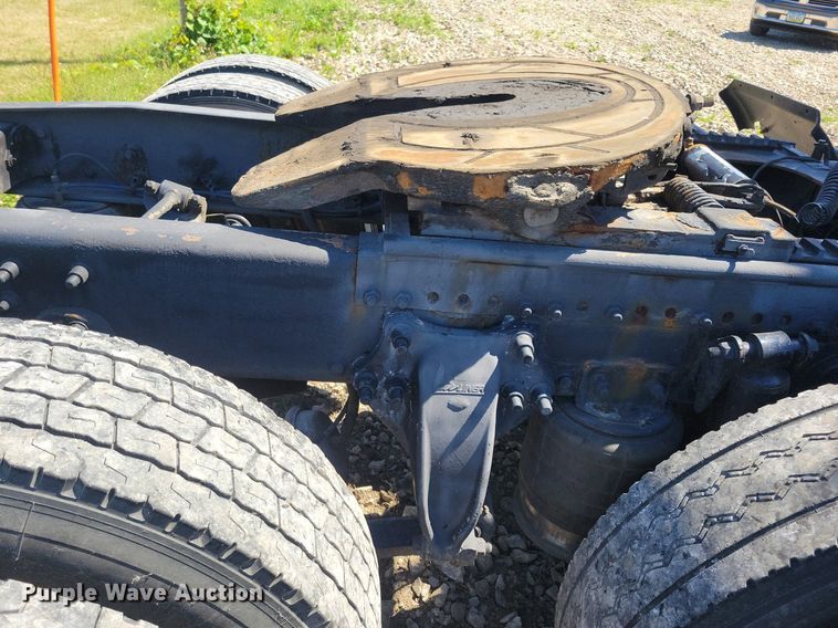 image for item JO9276 2002 Freightliner FLD120  semi truck