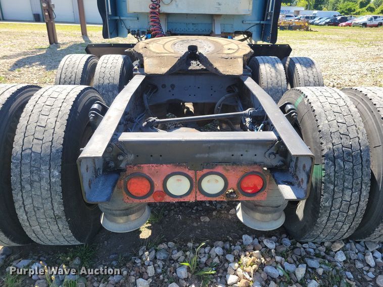 image for item JO9276 2002 Freightliner FLD120  semi truck