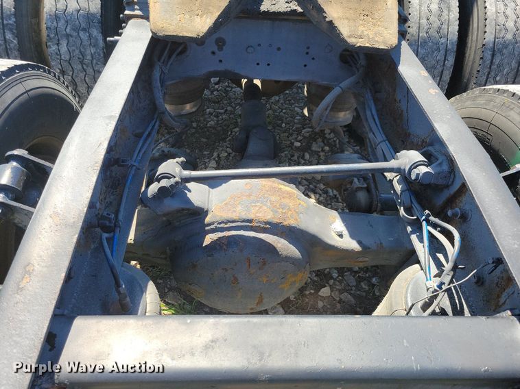 image for item JO9276 2002 Freightliner FLD120  semi truck