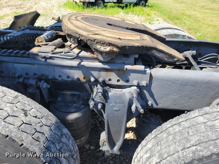 image for item JO9276 2002 Freightliner FLD120  semi truck