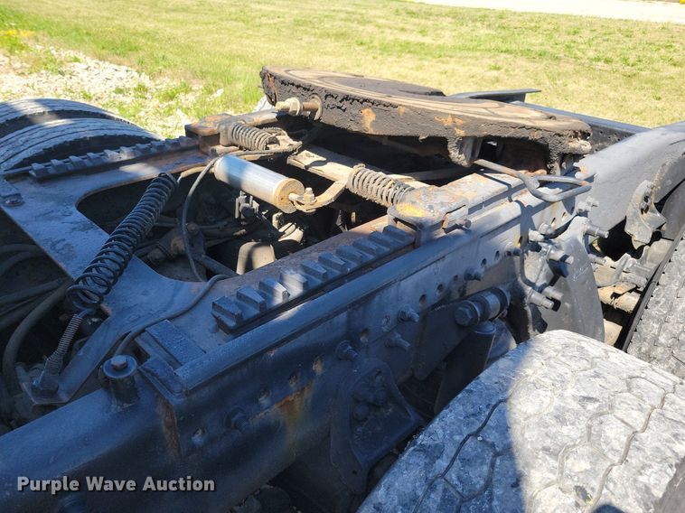 image for item JO9276 2002 Freightliner FLD120  semi truck