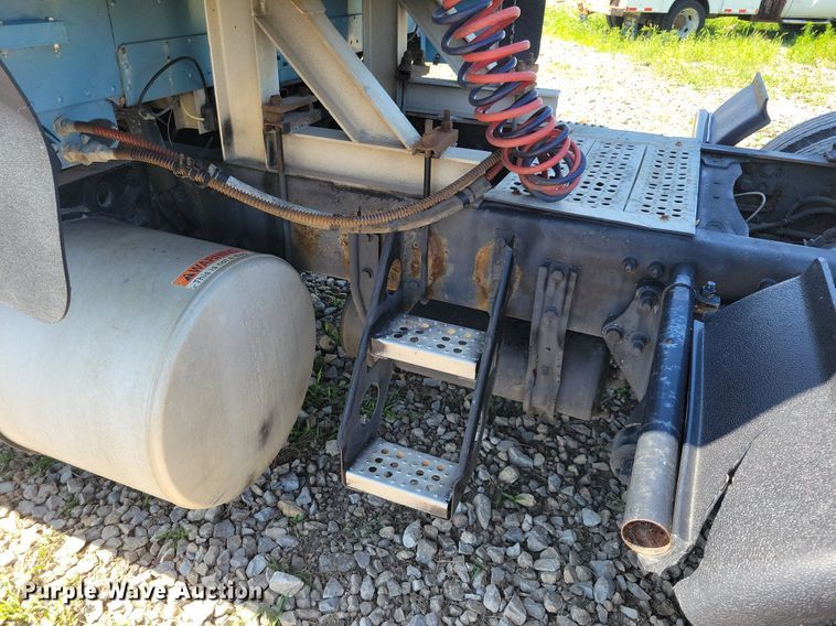 image for item JO9276 2002 Freightliner FLD120  semi truck