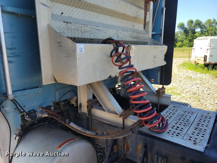 image for item JO9276 2002 Freightliner FLD120  semi truck