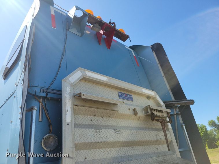 image for item JO9276 2002 Freightliner FLD120  semi truck