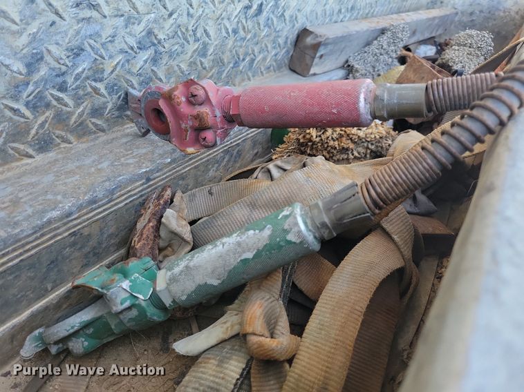 image for item JO9276 2002 Freightliner FLD120  semi truck