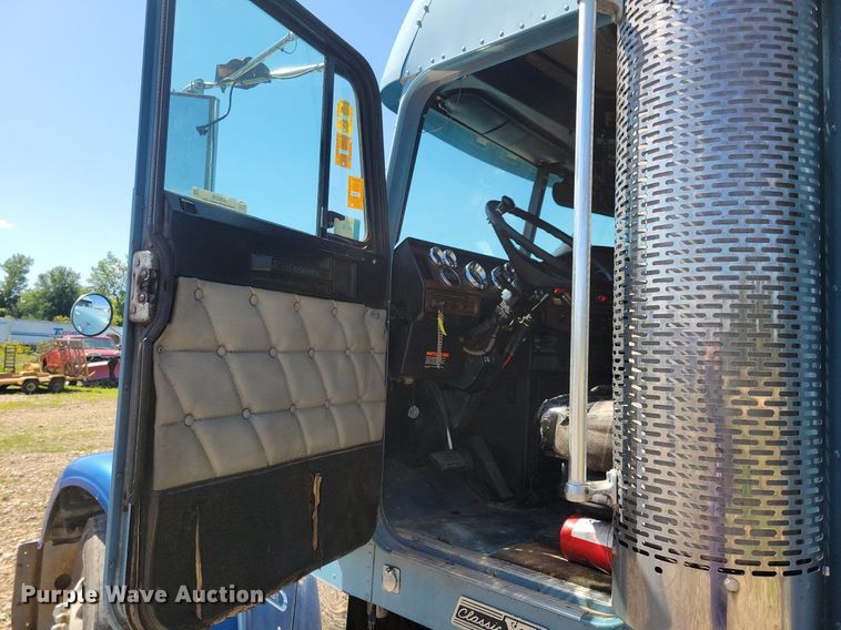 image for item JO9276 2002 Freightliner FLD120  semi truck