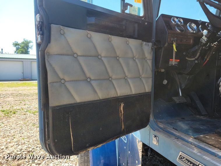 image for item JO9276 2002 Freightliner FLD120  semi truck