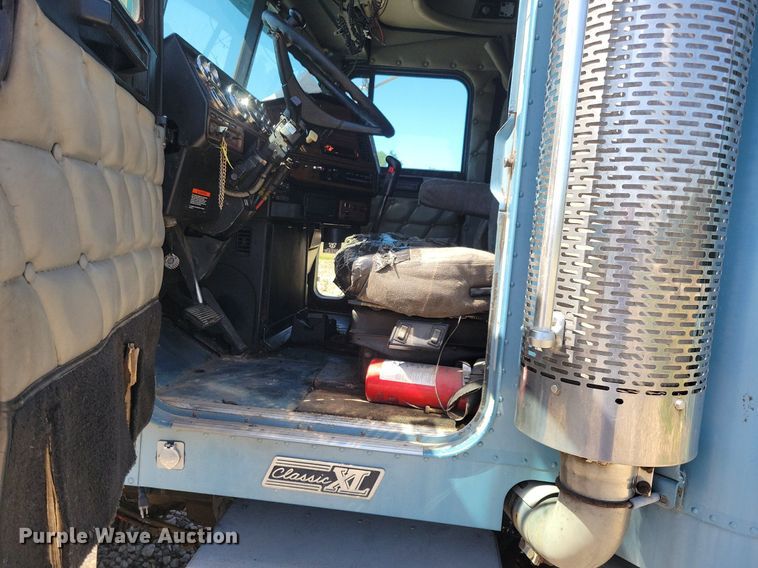 image for item JO9276 2002 Freightliner FLD120  semi truck