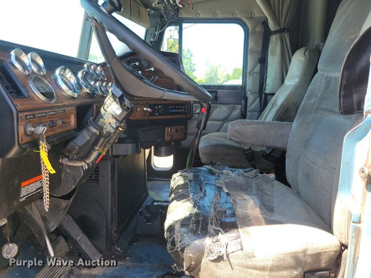 image for item JO9276 2002 Freightliner FLD120  semi truck