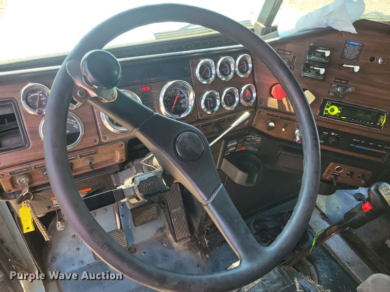 image for item JO9276 2002 Freightliner FLD120  semi truck