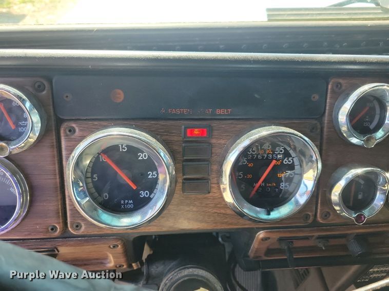 image for item JO9276 2002 Freightliner FLD120  semi truck