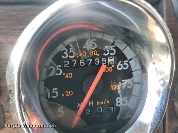 image for item JO9276 2002 Freightliner FLD120  semi truck