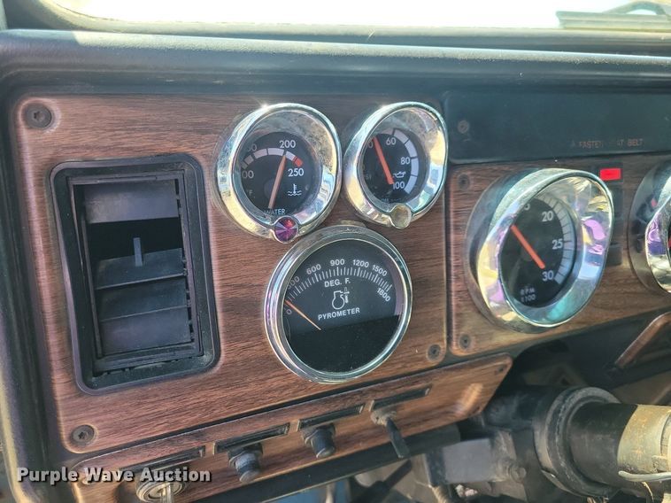 image for item JO9276 2002 Freightliner FLD120  semi truck