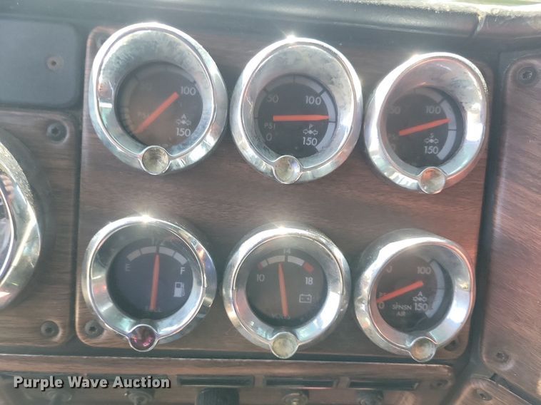 image for item JO9276 2002 Freightliner FLD120  semi truck