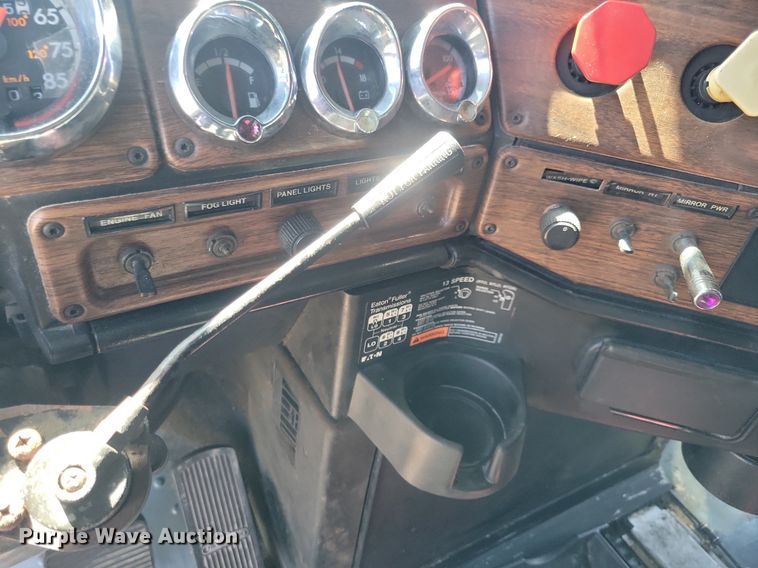 image for item JO9276 2002 Freightliner FLD120  semi truck