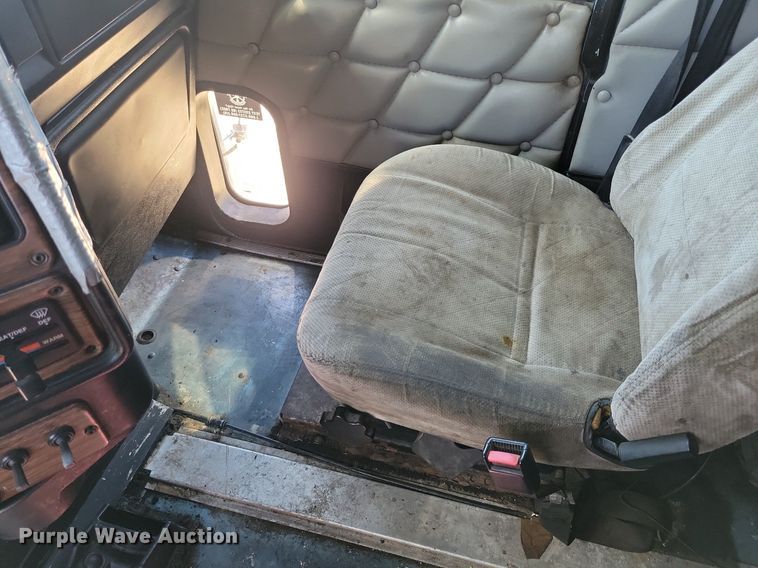 image for item JO9276 2002 Freightliner FLD120  semi truck