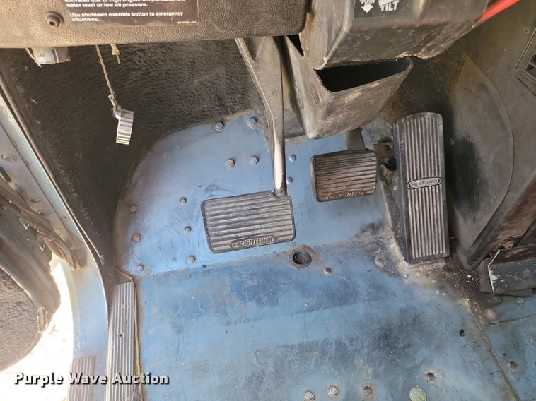 image for item JO9276 2002 Freightliner FLD120  semi truck