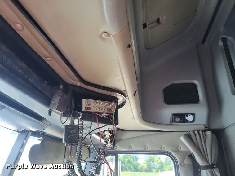 image for item JO9276 2002 Freightliner FLD120  semi truck