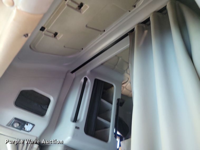 image for item JO9276 2002 Freightliner FLD120  semi truck