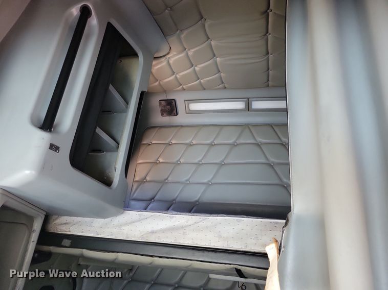 image for item JO9276 2002 Freightliner FLD120  semi truck