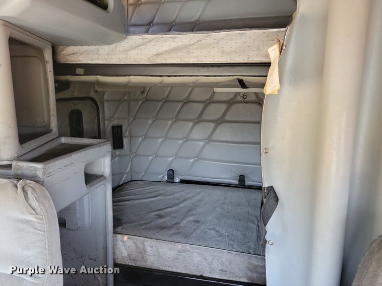 image for item JO9276 2002 Freightliner FLD120  semi truck