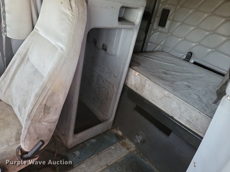 image for item JO9276 2002 Freightliner FLD120  semi truck