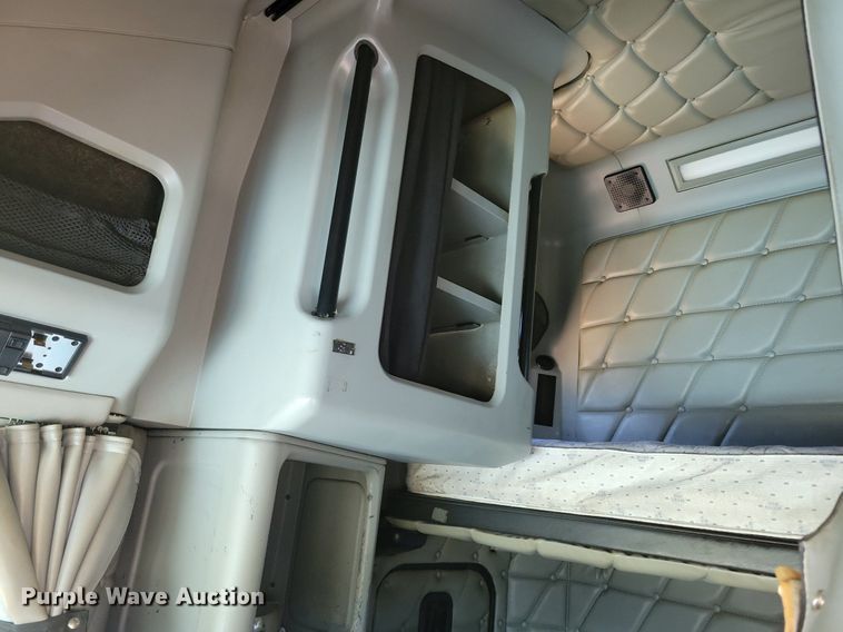 image for item JO9276 2002 Freightliner FLD120  semi truck