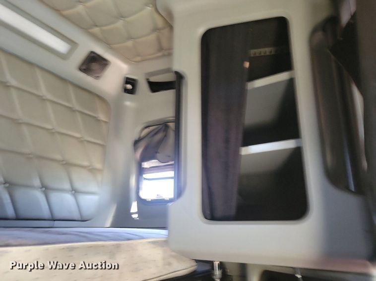 image for item JO9276 2002 Freightliner FLD120  semi truck