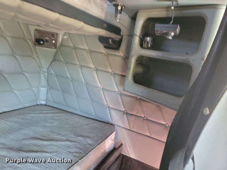 image for item JO9276 2002 Freightliner FLD120  semi truck