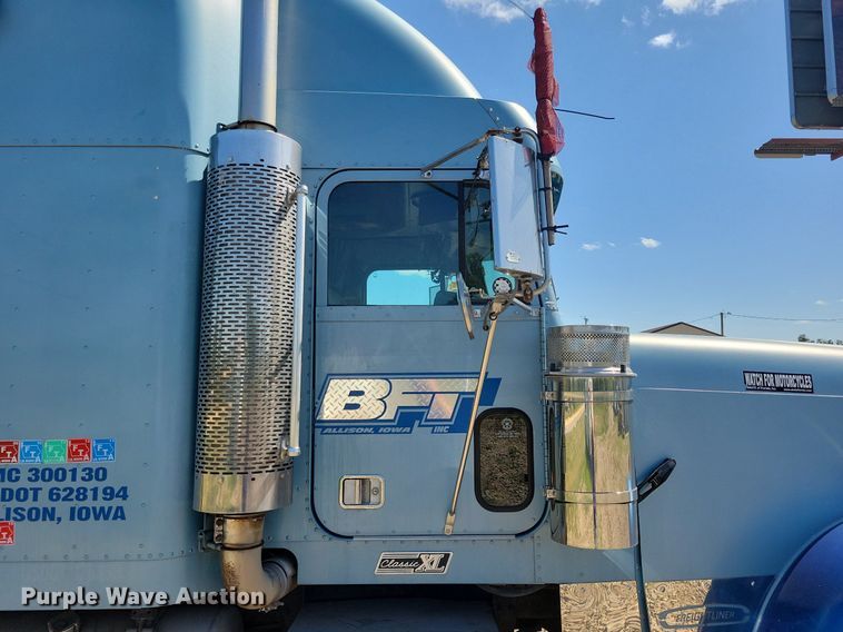 image for item JO9276 2002 Freightliner FLD120  semi truck