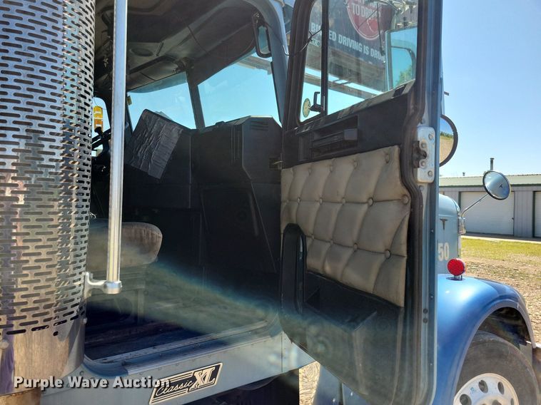 image for item JO9276 2002 Freightliner FLD120  semi truck