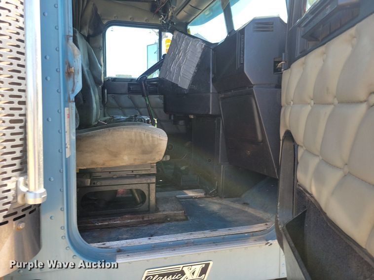 image for item JO9276 2002 Freightliner FLD120  semi truck