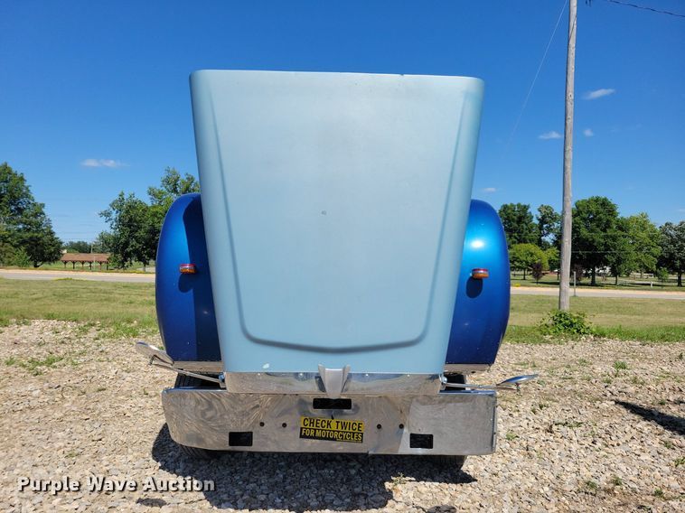 image for item JO9276 2002 Freightliner FLD120  semi truck