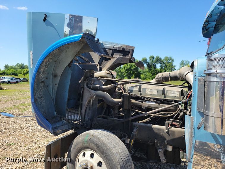 image for item JO9276 2002 Freightliner FLD120  semi truck