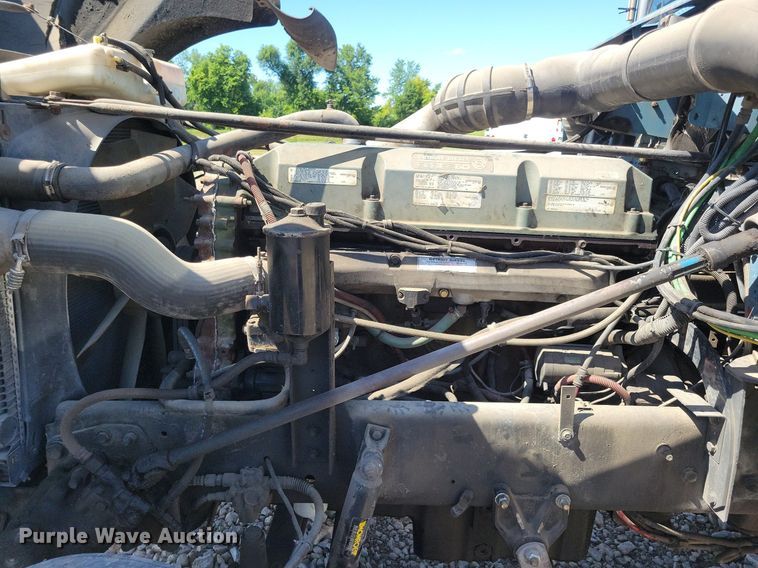 image for item JO9276 2002 Freightliner FLD120  semi truck