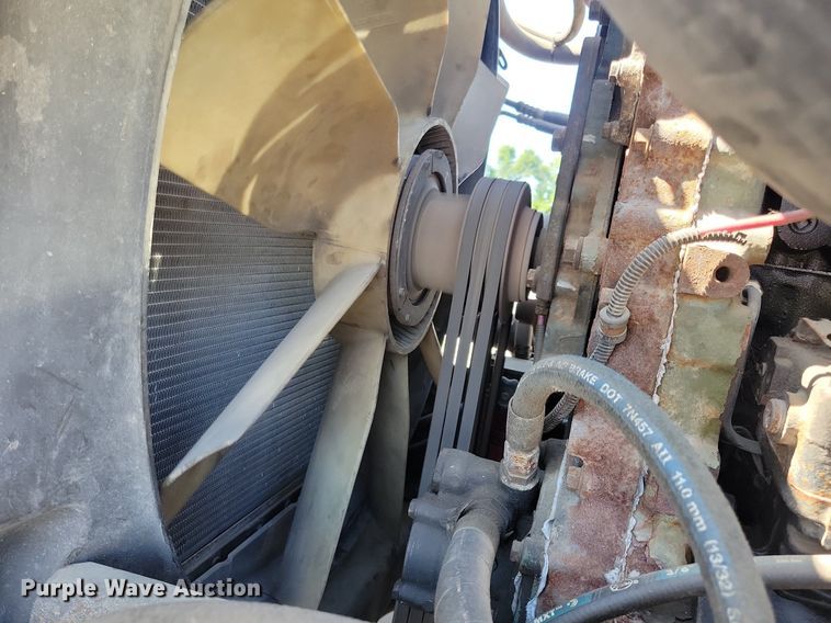 image for item JO9276 2002 Freightliner FLD120  semi truck