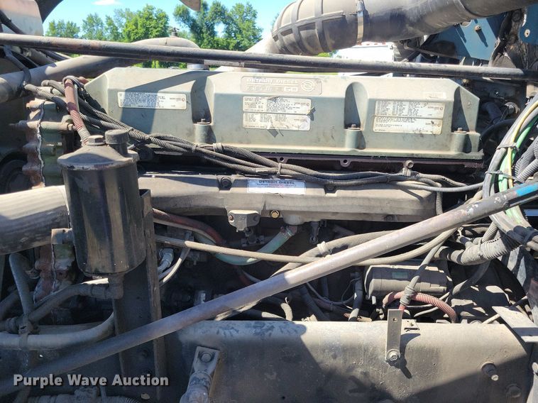 image for item JO9276 2002 Freightliner FLD120  semi truck