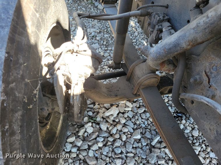 image for item JO9276 2002 Freightliner FLD120  semi truck