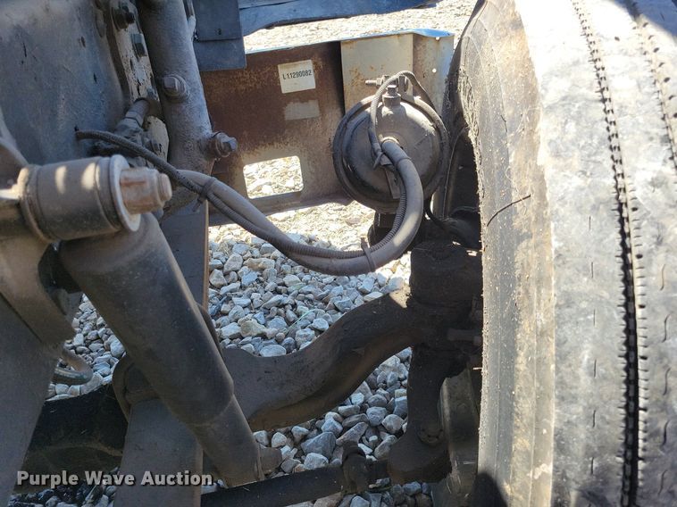 image for item JO9276 2002 Freightliner FLD120  semi truck